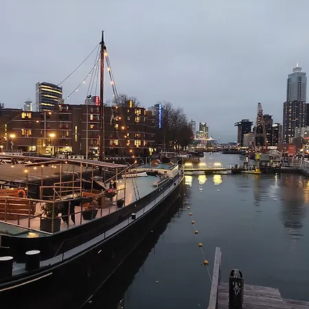 Boat On Water Bed & Breakfast Rotterdam