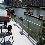 Boat On Water Frühstückspension Rotterdam